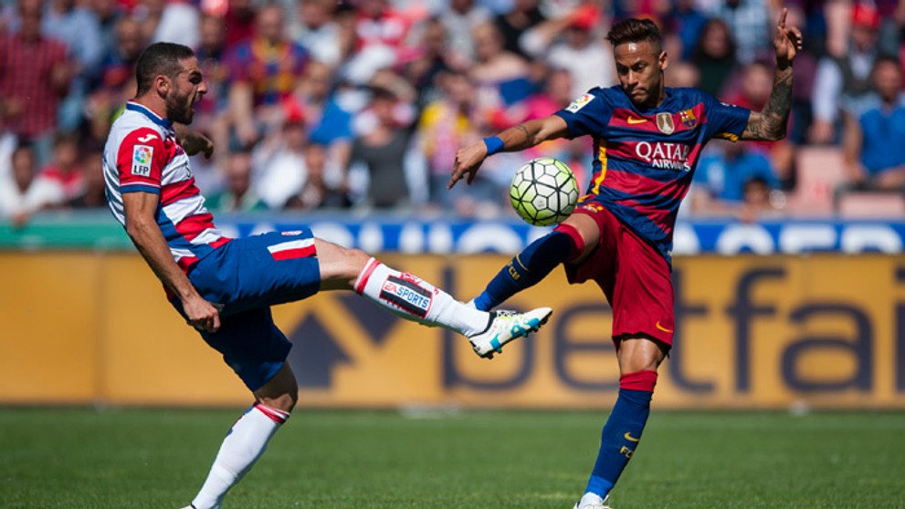 Súboj o loptu hráča FC Barcelona Neymara da Silvu (vľavo) a Davida Lombama (Granada).