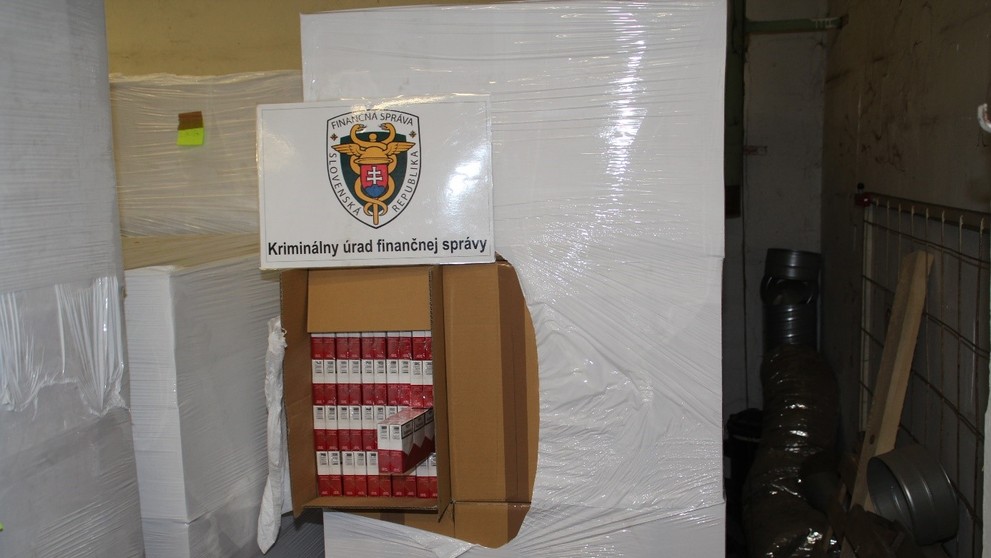 Pri Nitre odhalili výrobňu cigariet, ktorá sa tvárila ako stolárska dielňa.