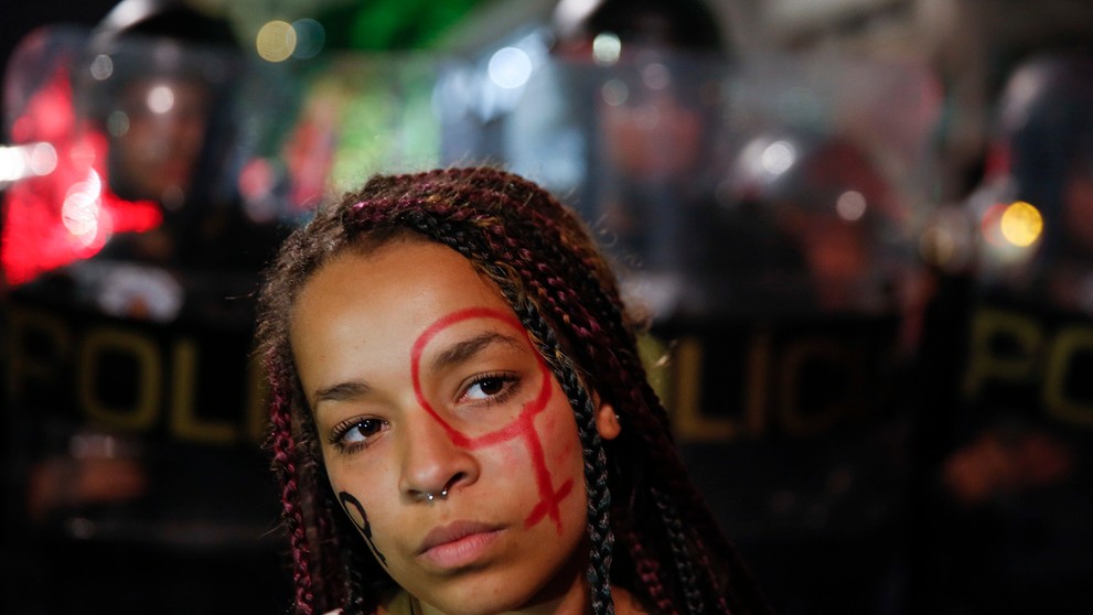 Tínedžerku znásilnilo viac ako 30 mužov. Tisícky žien preto vyšli do ulíc