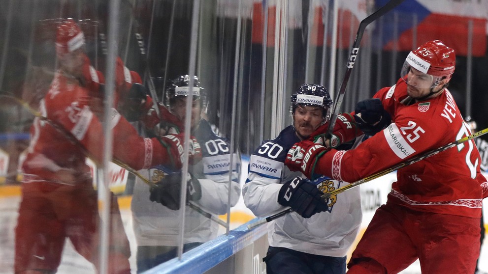 Oleg Jevenko (napravo) z Bieloruska v drsnom súboji s Fínom Juhamattim Aaltonenom na MS 2017.