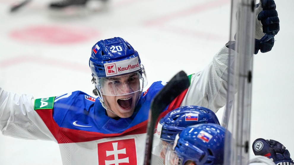Juraj Slafkovský oslavuje gól proti Dánsku na MS 2022.