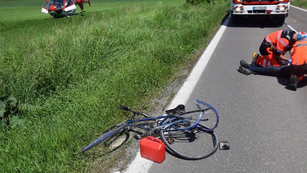 Opitého cyklistu zachytilo auto.