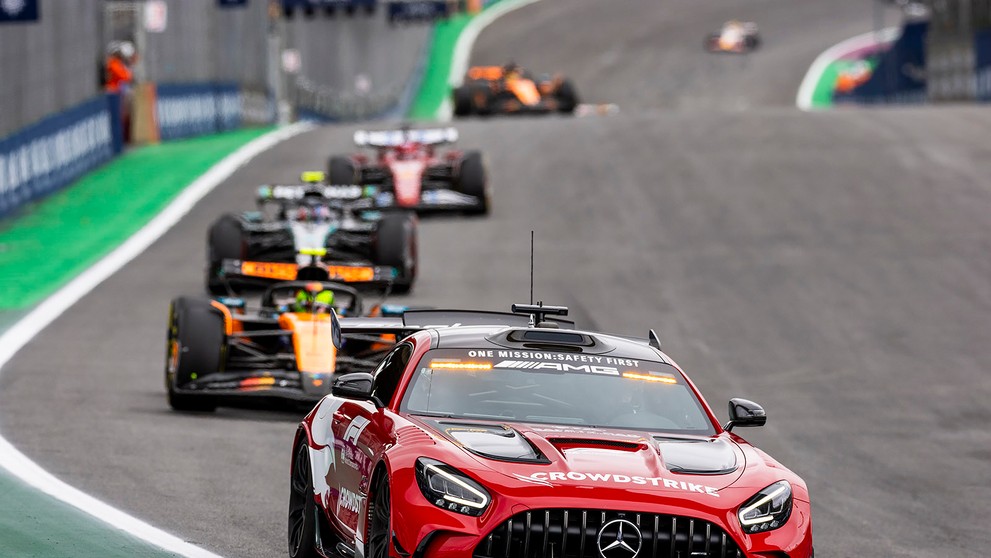 Na trati sa objavilo aj safety car.