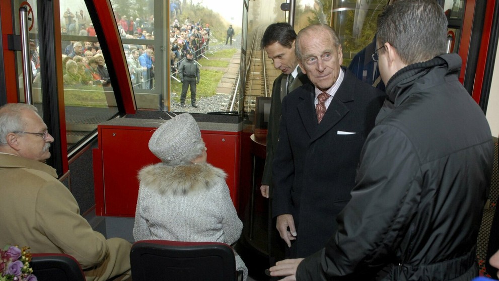 Britská kráľovná Alžbeta II. a princ Philip, prezident SR Ivan Gašparovič,  v pozemnej lanovke  v Starom Smokovci  pred cestou n