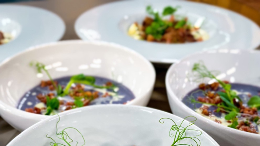 Jedlo z fialových zemiakov.