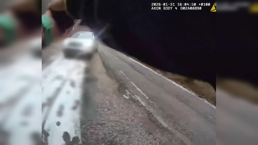 Auto doslova prefrčalo okolo policajta.