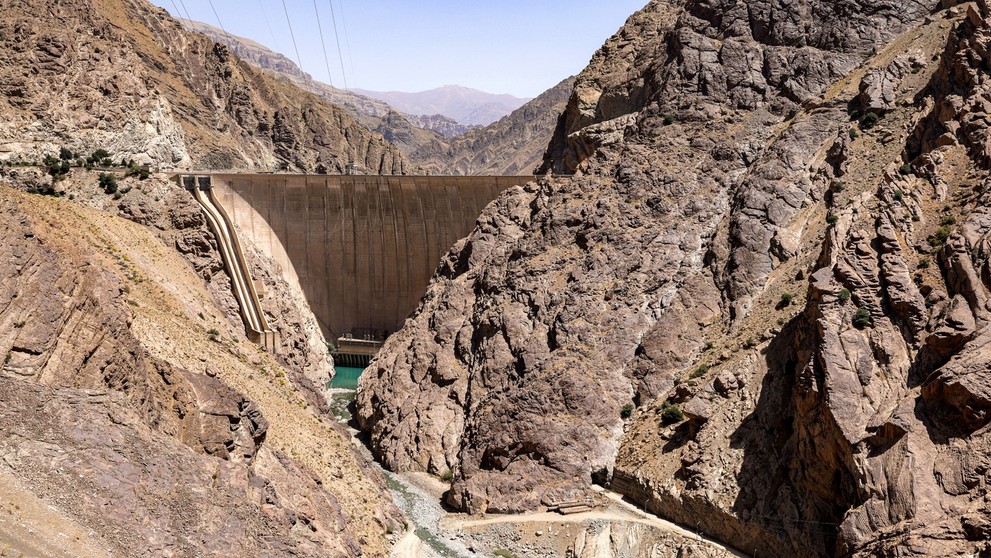 Priehrada Amir Kabir a jej odtok pozdĺž rieky Karaj v severnom pohorí Alborz v Iráne.