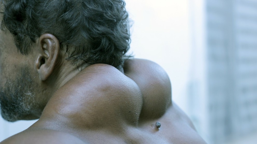 Vpichuje si olej aj do ramien.