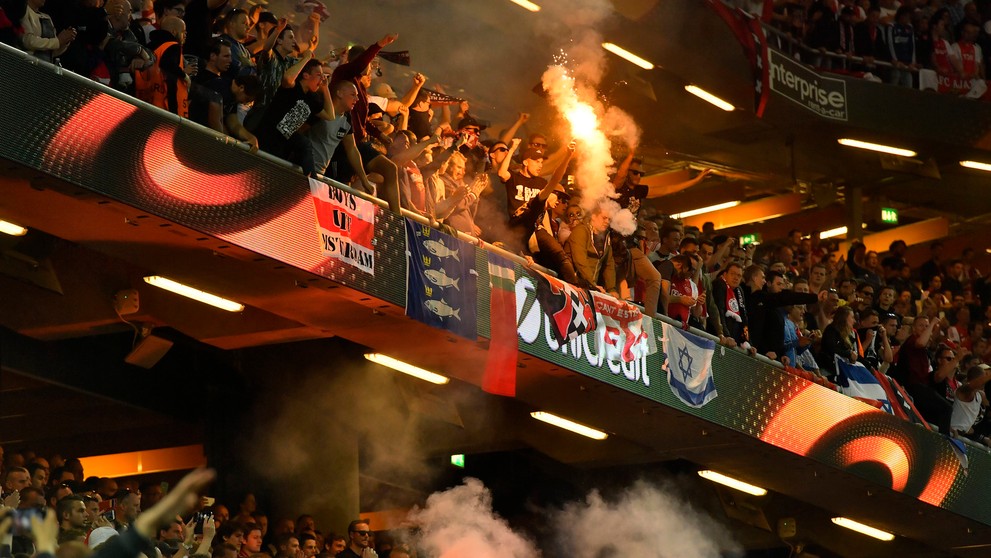 Fanúšikovia Ajaxu mávajú so svetlicami vo finále EL proti ManUtd.