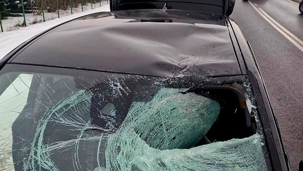 Kus ľadu prerazil čelné sklo.