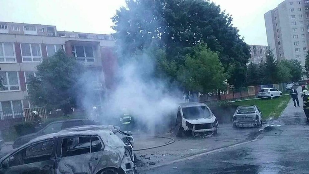 Zhorené autá na košickom Sídlisku Ťahanovce.
