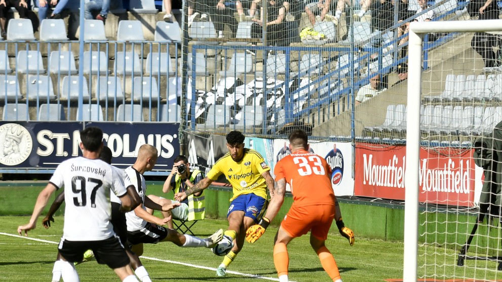 Momentka zo zápasu Michalovce - Petržalka