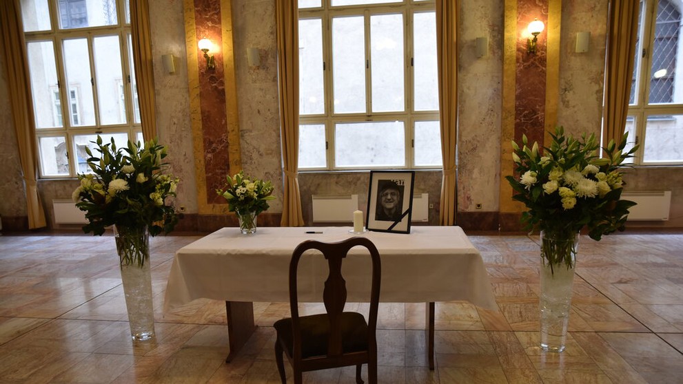 Kondolenčná miestnosť s portrétom Miroslava Žbirku.