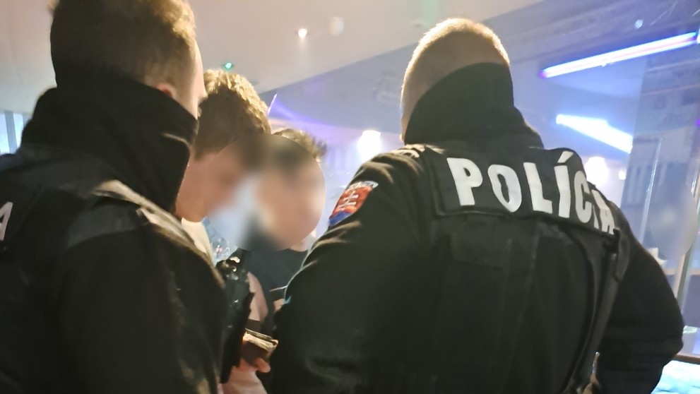 Policajti v Čadci kontrolovali zákaz podávania alkoholu mládeži
