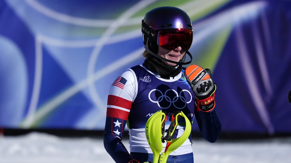 Americká lyžiarka Mikaela Shiffrinová sa raduje zo zisku zlata v slalome.