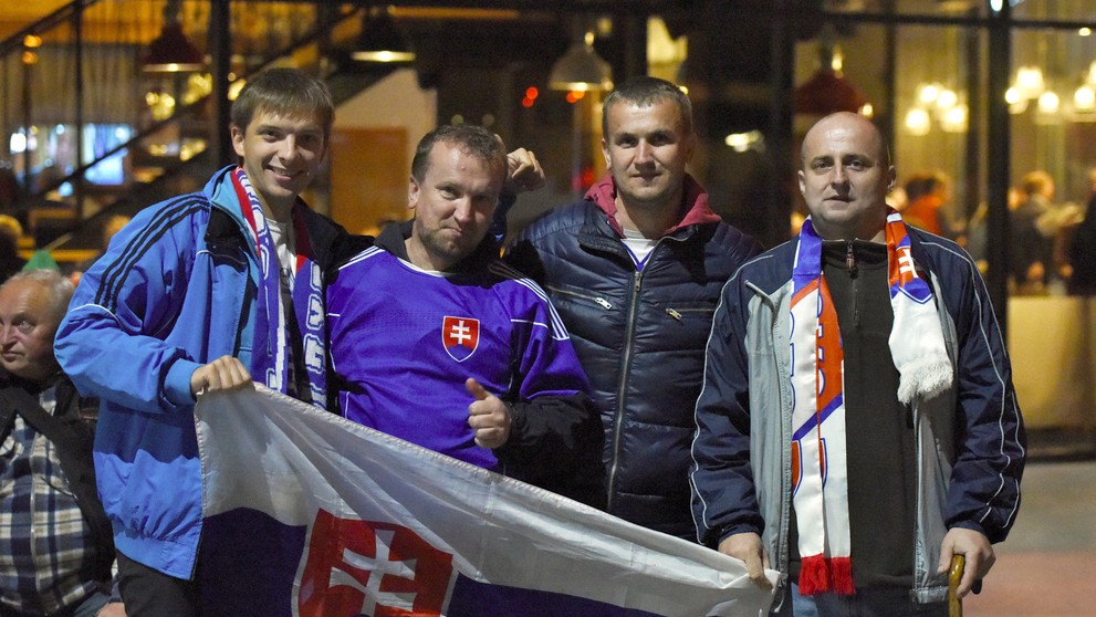 Slovenskí fanúšikovia pózujú počas príchodu na štadión v Trnave pred kvalifikáciou MS 2018 proti Škótsku.