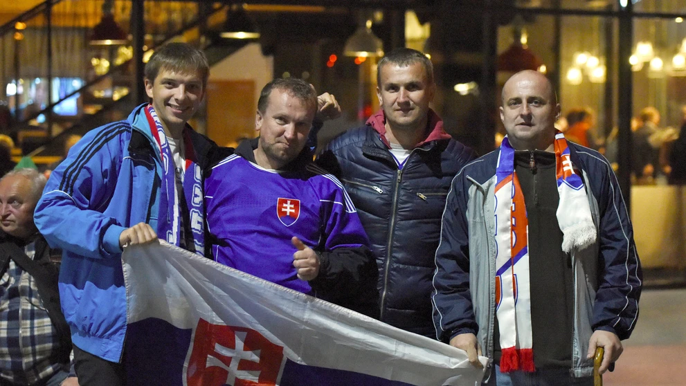 Slovenskí fanúšikovia pózujú počas príchodu na štadión v Trnave pred kvalifikáciou MS 2018 proti Škótsku.