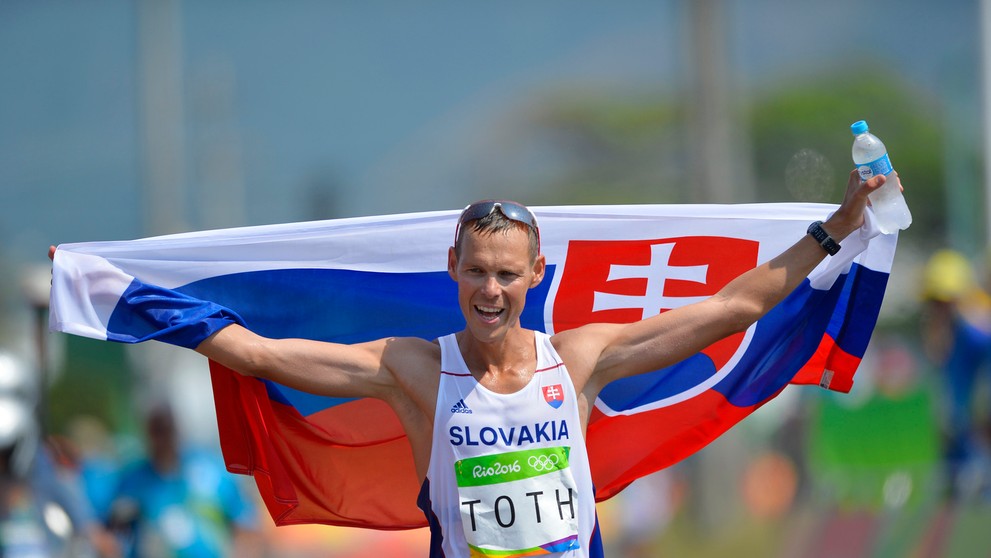 Na snímke slovenský atlét Matej Tóth oslavuje víťazstvo a zisk zlatej olympijskej medaily