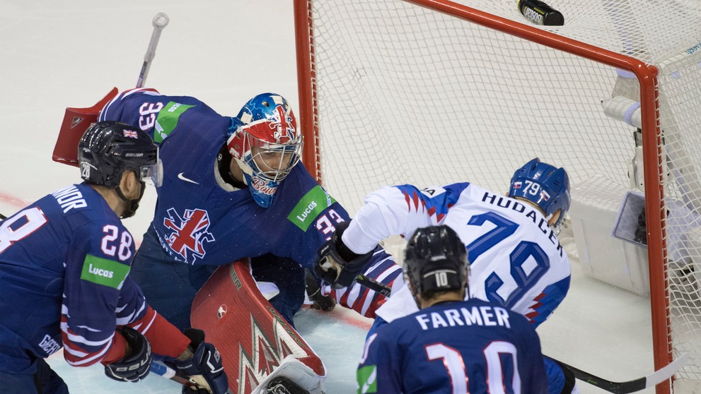 Sprava Adam Liška a Briti Evan Mosey a Jackson Whistle v zápase na MS 2019.