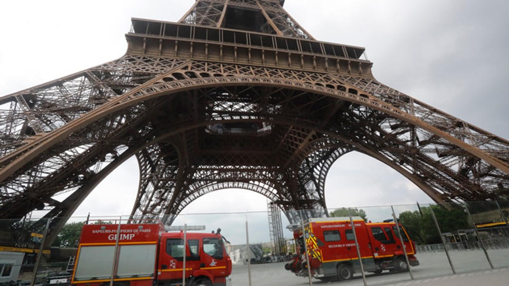 Na Eiffelovu vežu sa pokúsil vyliezť muž.