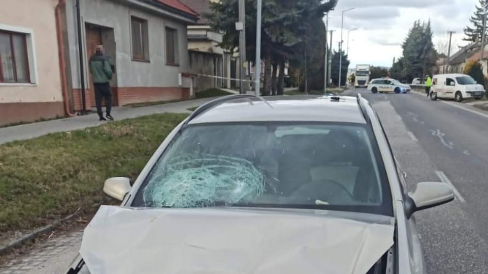 Auto, ktoré vrazilo do ženy.