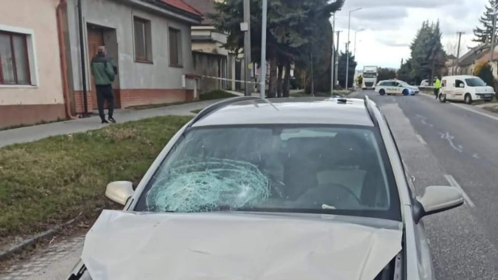 Auto, ktoré vrazilo do ženy.
