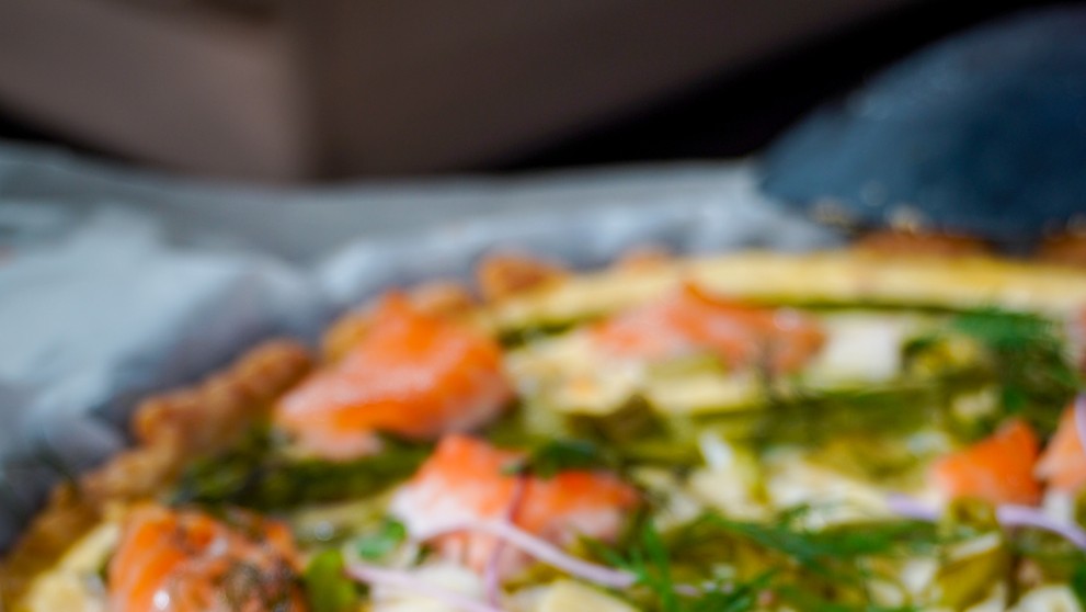 Špargľový koláč s lososom