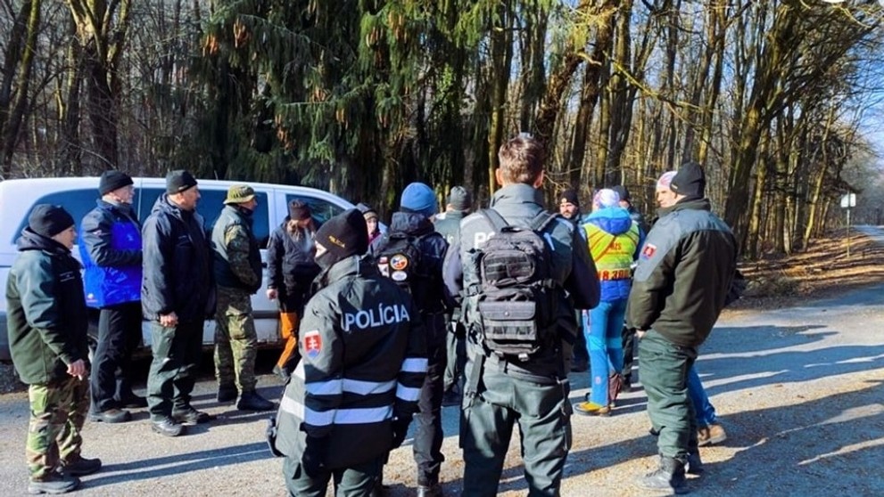 Polícia aj dobrovoľníci prečesávajú lesy nad bratislavskou mestskou časťou Rača