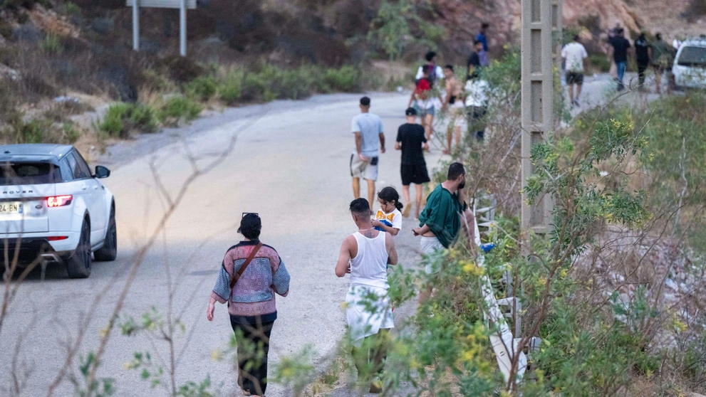 Migranti prenikajú z Maroka do španielskej enklávy Ceuta v severnej Afrike