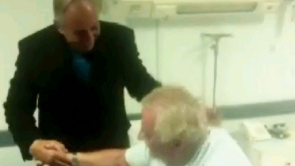 Wilhelm Weisslein z Rakúska prežil útok v hoteli v Egypte, do nemocnice ho prišiel pozrieť guvernér Ahmed Abdullah.