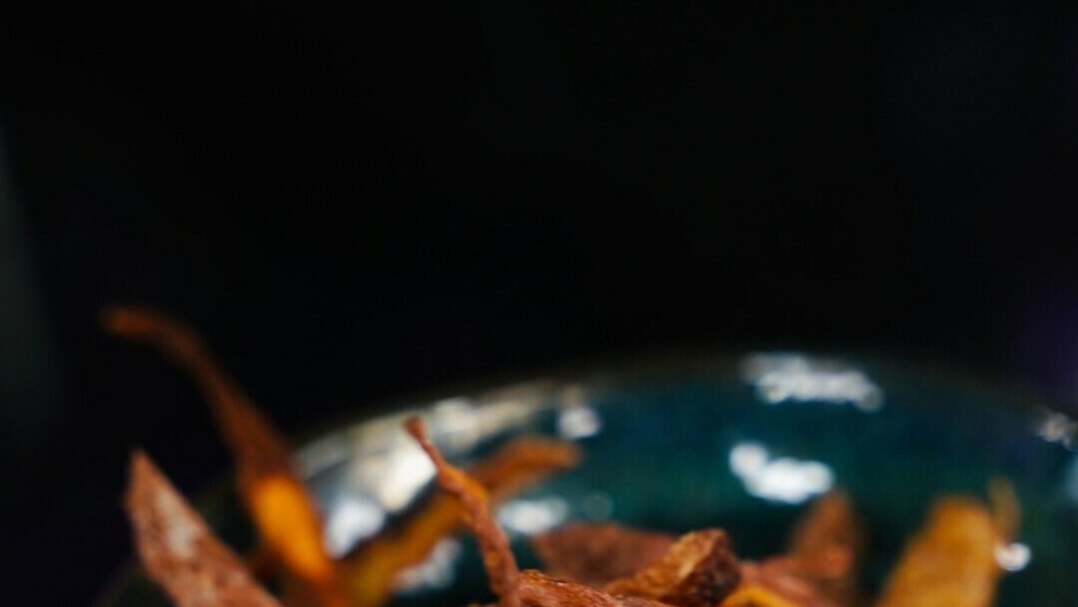 Čipsy zo šupiek z batátov.