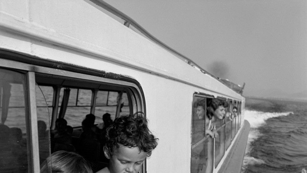 Deti rady chodili na výletnú loď, ktorá ich previezla po Liptovskej Mare. (12. augusta 1983)