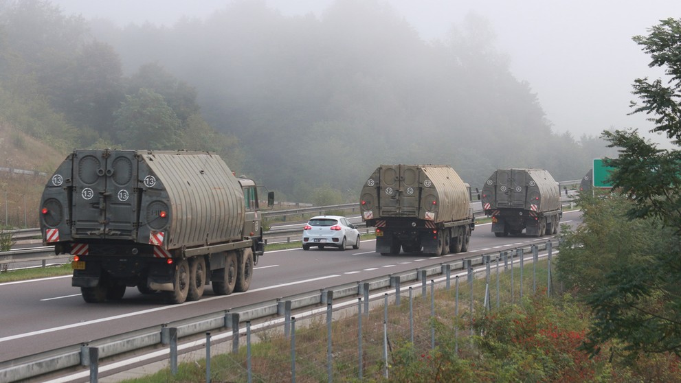 Presun vojenskej techniky na ceste medzi Sereďou a Lešťou