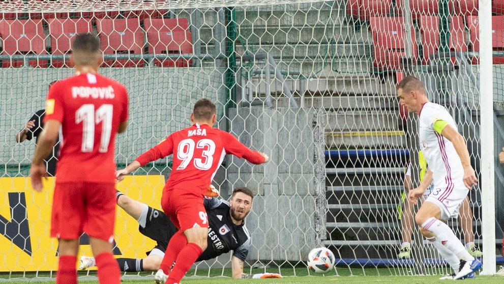 V pozadí brankár Ivan Krajčírik (Ružomberok) a Roman Haša (Sereď) v zápase Fortuna ligy.