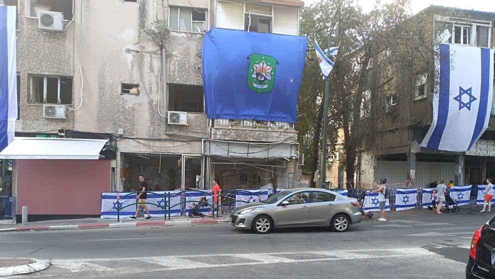 Poškodená budova na predmestí Tel Avivu po raketovom útoku z Pásma Gazy.