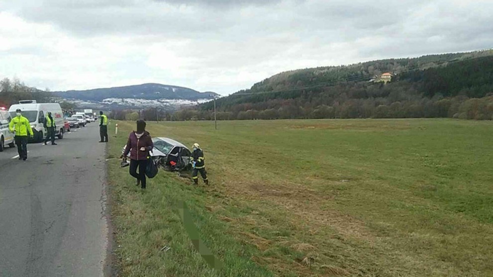 Nehoda auta a autobusu pri Detve.