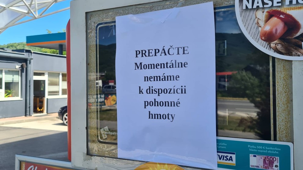 Oznam na benzínke v Revúcej 