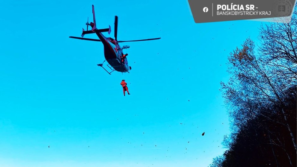Pri vážnej nehode pri Jelšave zasahoval vrtuľník.