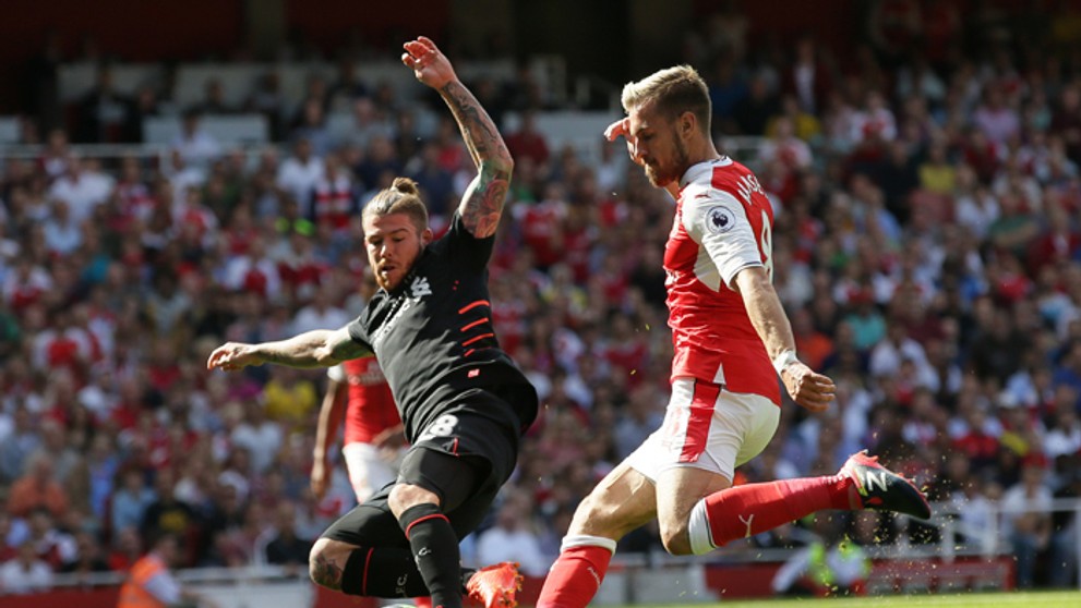 Alberto Moren (Liverpool) blokuje strelu hráča Arsenalu Aarona Ramseyho. 