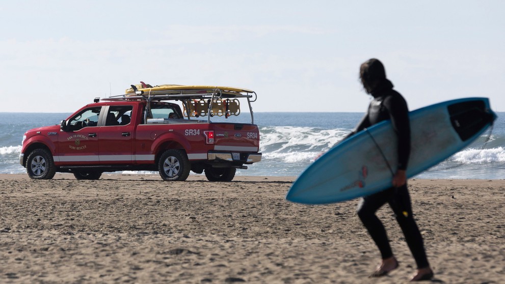 Záchranný tím v San Franciscu evakuuje surferov z pláže Ocean Beach v prípade možného cunami vo štvrtok 5. decembra 2024
