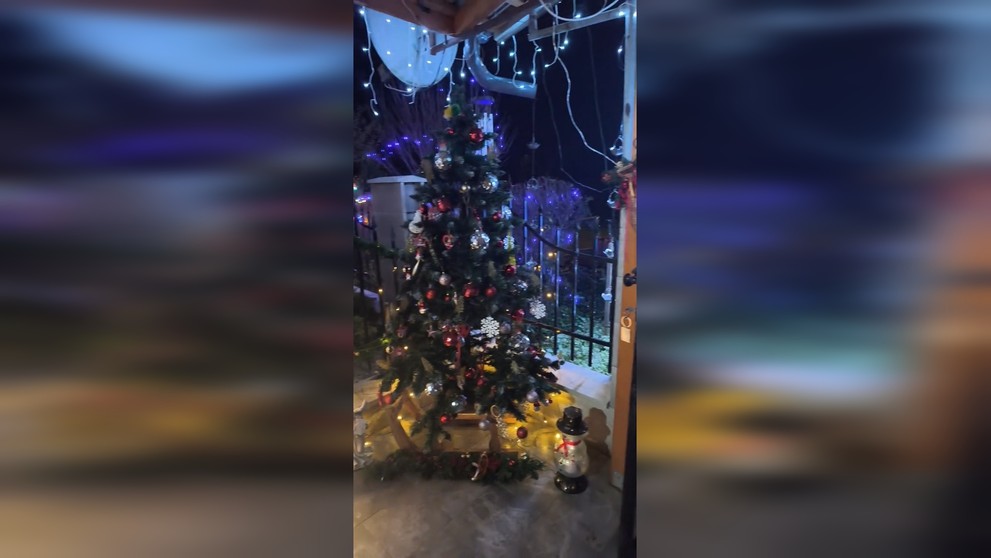 Pán Tibor s rodinou vyzdobuje svoj dom každý rok