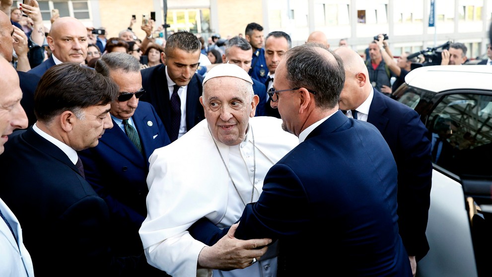 Pápež František po prepustení z nemocnice.