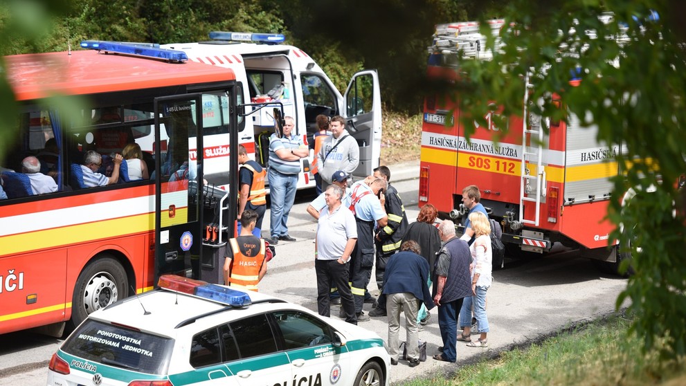 Pri Bučanoch sa prevrátil autobus so seniormi