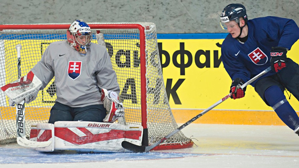 Pavol Skalický a brankár Samuel Baroš počas tréningu v hale Športového paláca Jubilejnyj.