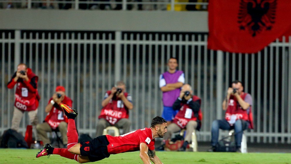 Albánec Armando Sadiku je vo vytržení po góle proti Macedónsku v kvalifikácii MS 2018.