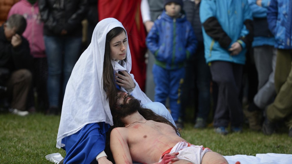 Mária a Ježiš počas živej krížovej cesty v Prešove.