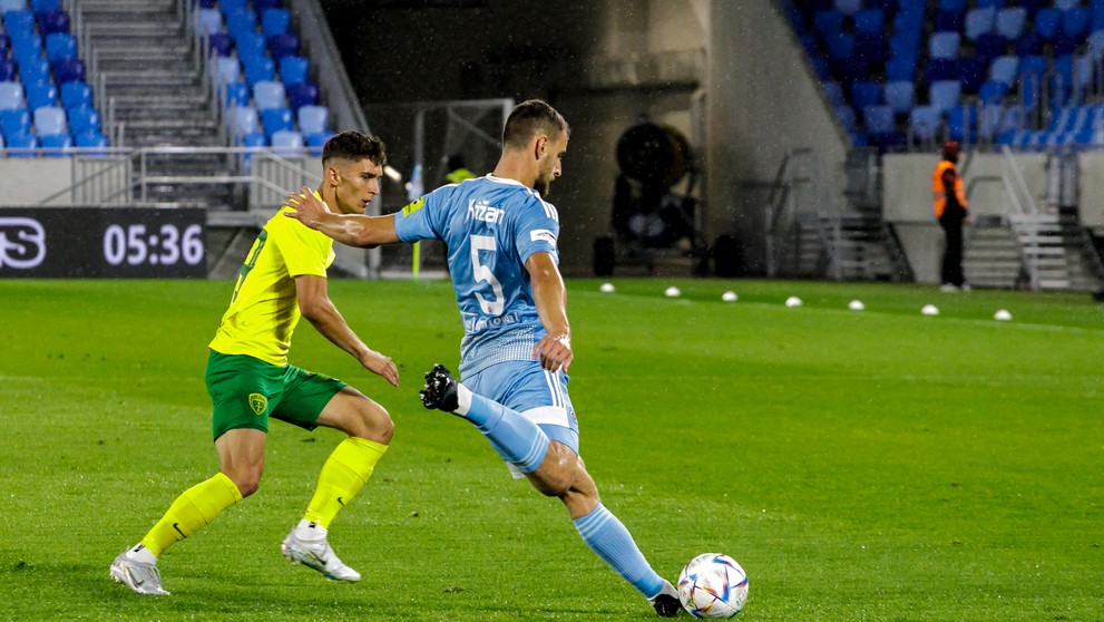 Na snímke sprava Richard Križan (ŠK Slovan Bratislava) a Dávid Ďuriš (MŠK Žilina)