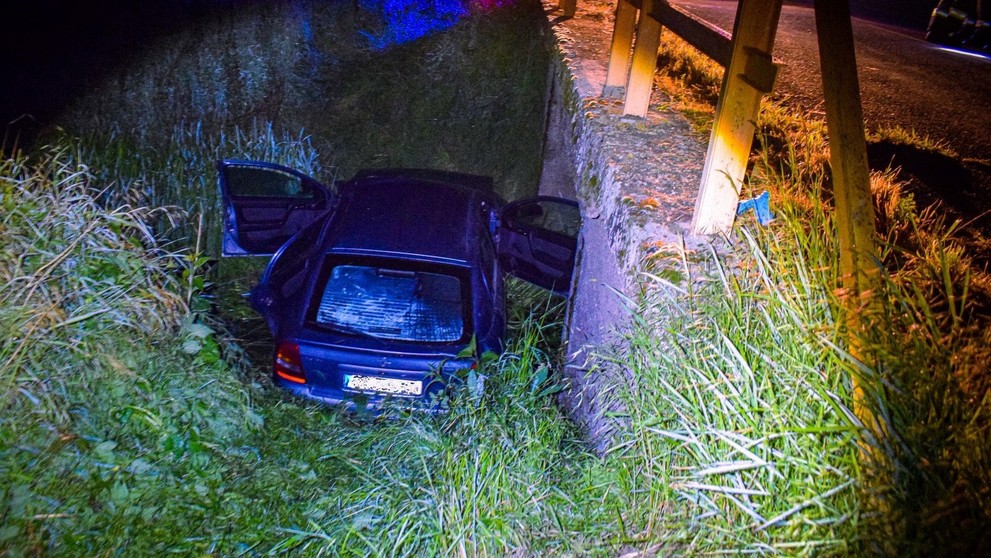 Opitý vodič bez vodičáku pri Leviciach viezol tri malé deti. Skončili v priekope pod mostom.