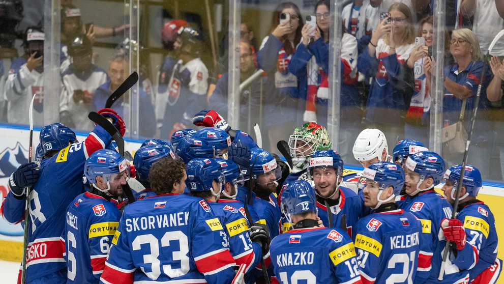 Na snímke slovenskí hokejoví reprezentanti sa radujú po víťazstve.
