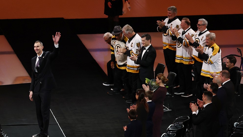 Ceremoniál vyvesenia dresu Zdena Cháru v Bostone.